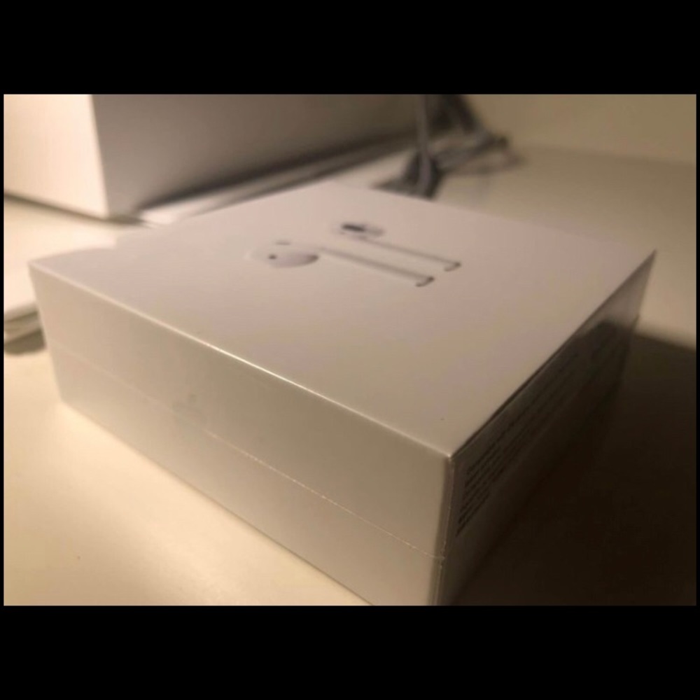 AIRPODS WITH CHARGING CASE! Totally new from APPLE - Picture 4 of 4